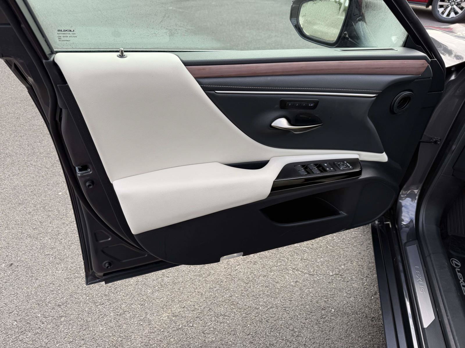 Used 2025 Lexus ES 350 w/ Premium Package FWD image 12
