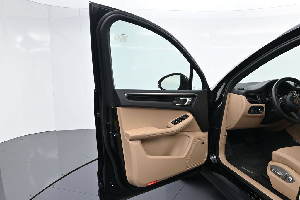 Used 2026 Porsche Macan AWD/4WD image 16