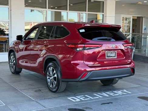 Certified 2023 Toyota Highlander XLE image 9