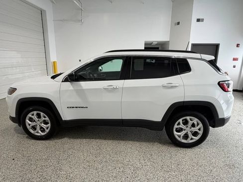 Used 2024 Jeep Compass Latitude w/ Convenience Group AWD/4WD image 34