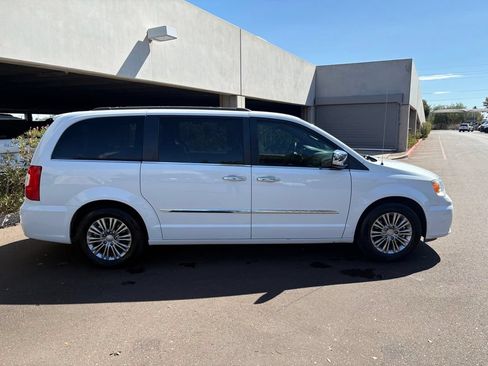 Used 2015 Chrysler Town & Country Touring-L w/ Driver Convenience Group FWD image 5