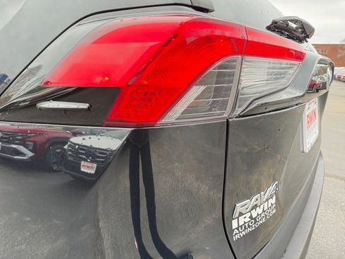Used 2020 Toyota RAV4 LE AWD/4WD image 33