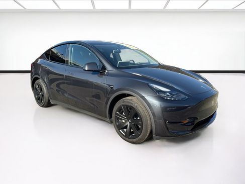 Used 2024 Tesla Model Y Long Range AWD/4WD image 3