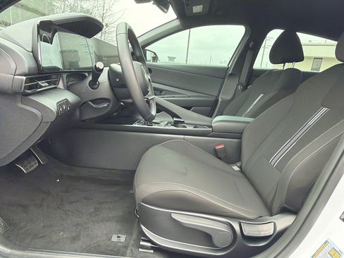 Certified 2025 Hyundai Elantra SEL image 9