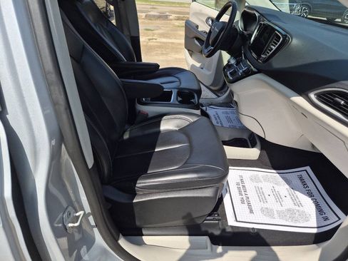 Used 2023 Chrysler Pacifica Touring-L FWD image 11