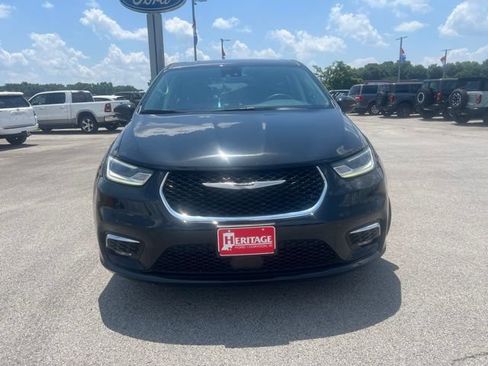 Used 2023 Chrysler Pacifica Touring-L FWD image 3