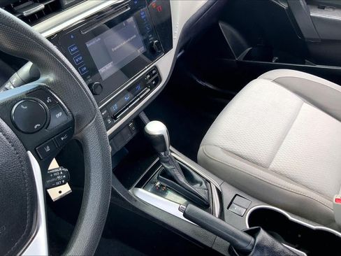 Used 2018 Toyota Corolla LE FWD image 16