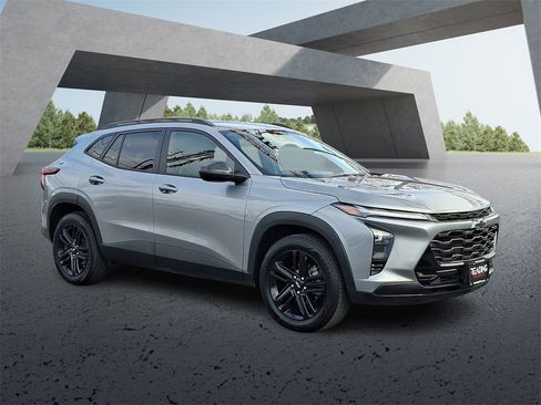 Used 2024 Chevrolet Trax ACTIV w/ Sunroof Package image 3