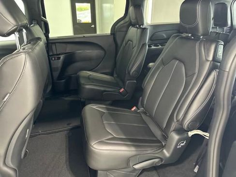 New 2026 Chrysler Pacifica Select image 7