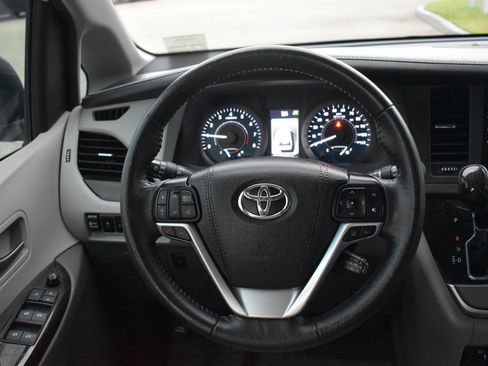 Used 2020 Toyota Sienna XLE image 19