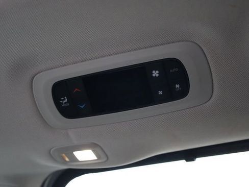 Used 2024 Chrysler Pacifica Limited image 25