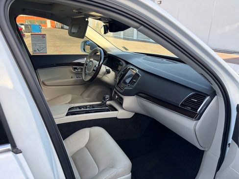 Used 2017 Volvo XC90 T5 Momentum w/ Vision Package image 11