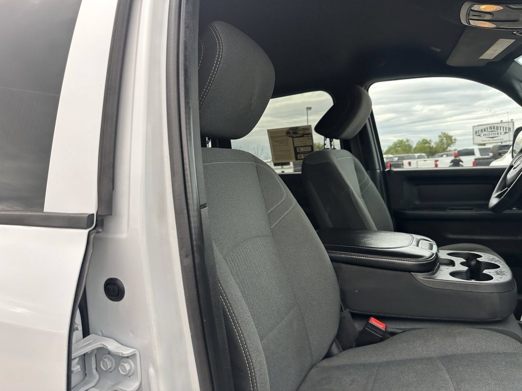 Used 2022 RAM 3500 Tradesman w/ Chrome Appearance Group AWD/4WD image 16