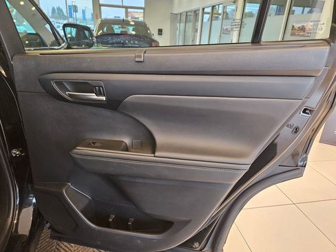 Used 2023 Toyota Highlander XLE AWD/4WD image 30