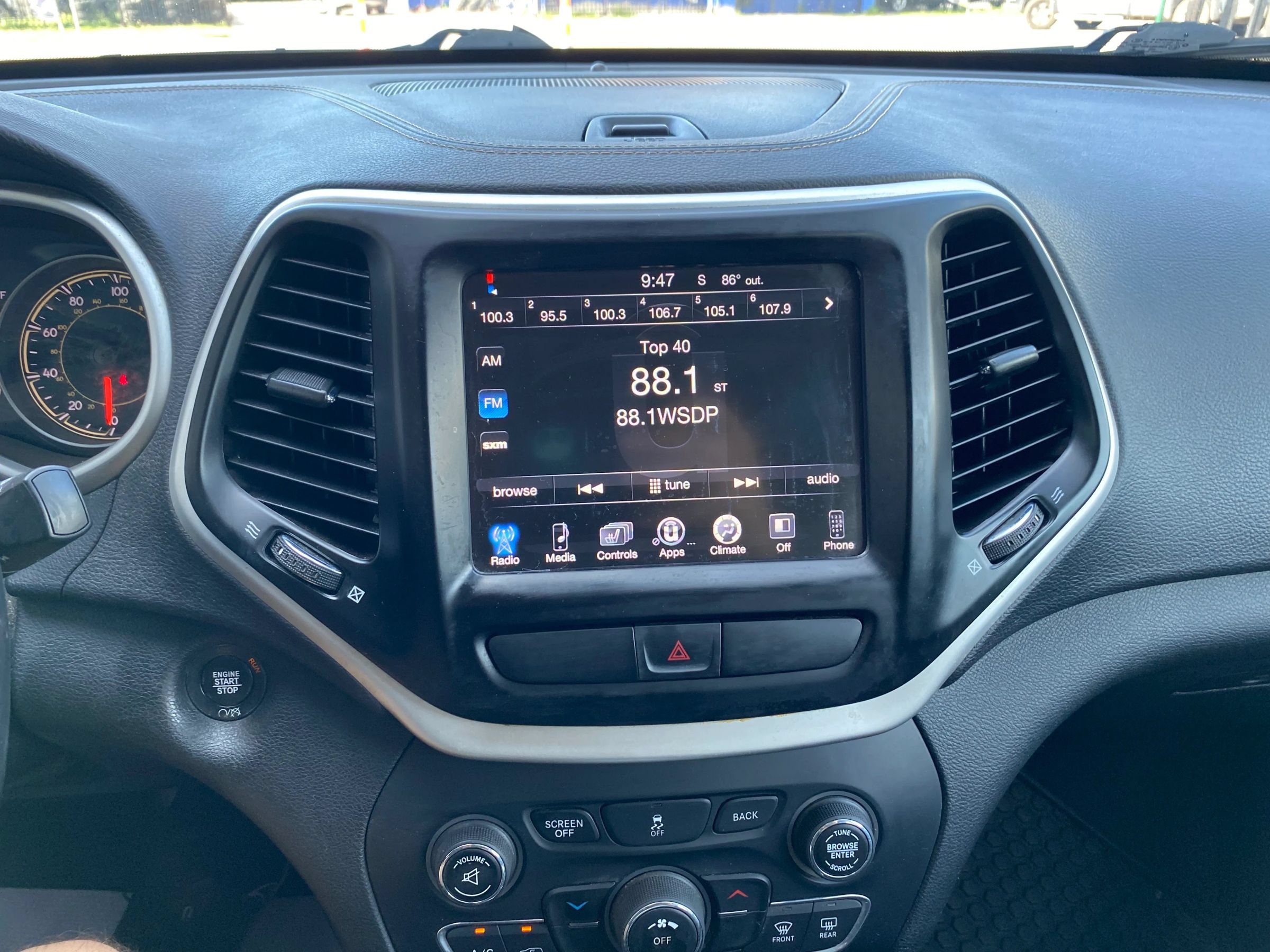 Used 2018 Jeep Cherokee Latitude Plus w/ Cold Weather Group AWD/4WD image 18