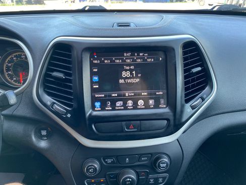 Used 2018 Jeep Cherokee Latitude Plus w/ Cold Weather Group AWD/4WD image 18