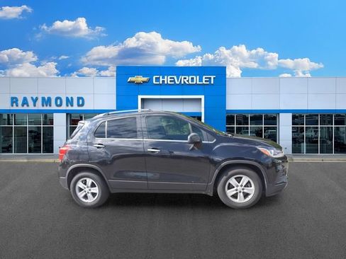 Used 2020 Chevrolet Trax LT w/ LT Convenience Package FWD image 2