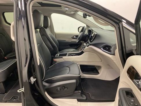 Used 2024 Chrysler Pacifica Limited image 28