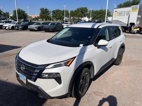Used 2025 Nissan Rogue SV AWD/4WD image 2