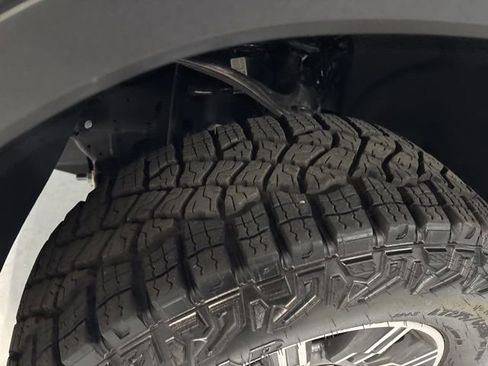 Used 2025 GMC Sierra 1500 AT4 image 40