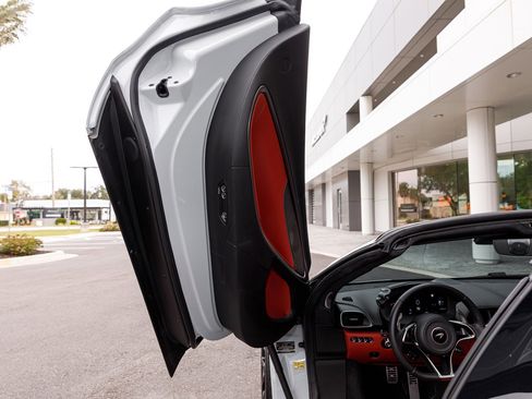 Used 2025 McLaren Artura TechLux image 31