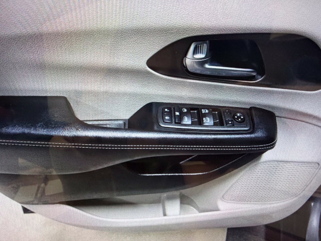 Used 2022 Chrysler Voyager LX FWD image 9