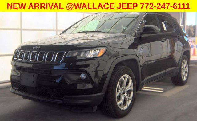Used 2025 Jeep Compass Latitude AWD/4WD image 2
