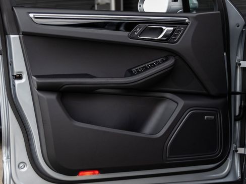 Certified 2025 Porsche Macan image 20