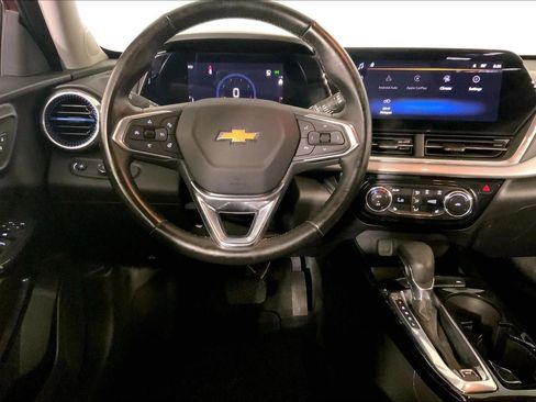 Used 2025 Chevrolet Trax LT w/ LT Convenience Package image 5