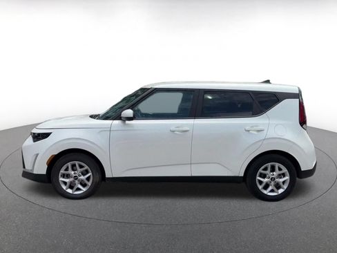 Used 2025 Kia Soul LX w/ LX Technology Package FWD image 9