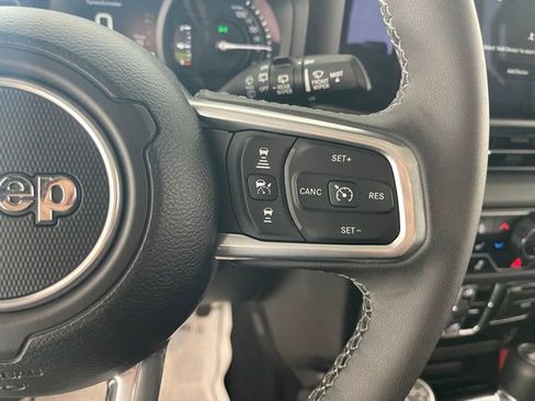 Used 2025 Jeep Wrangler Unlimited Sahara AWD/4WD image 35