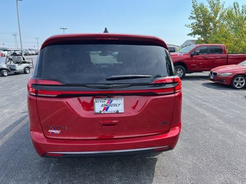 New 2026 Chrysler Pacifica Select image 4