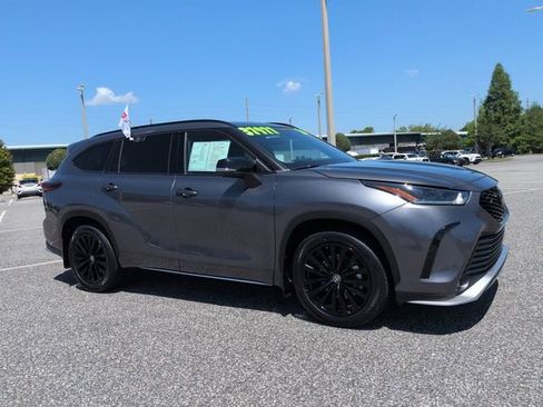 Certified 2024 Toyota Highlander XSE FWD image 2