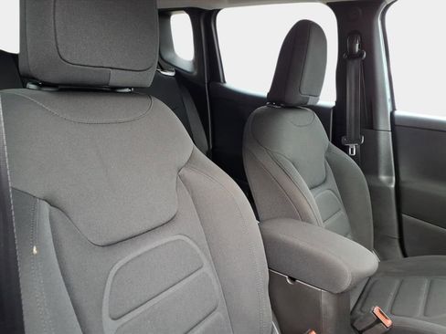 Used 2020 Jeep Renegade Latitude w/ Cold Weather Group image 20