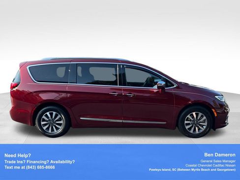 Used 2021 Chrysler Pacifica Limited w/ Uconnect Theater Family Group FWD image 4