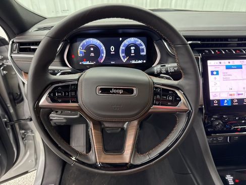 Used 2025 Jeep Grand Cherokee Summit image 23