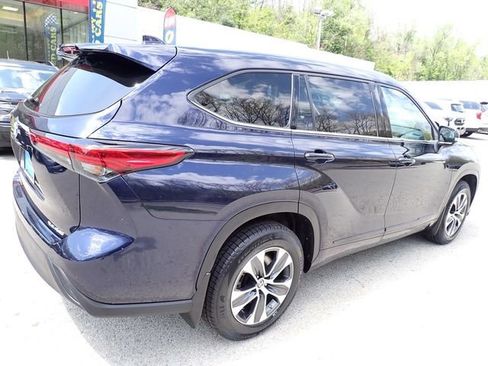 Used 2022 Toyota Highlander XLE AWD/4WD image 4