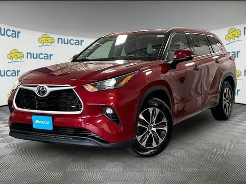 Used 2022 Toyota Highlander XLE AWD/4WD image 3