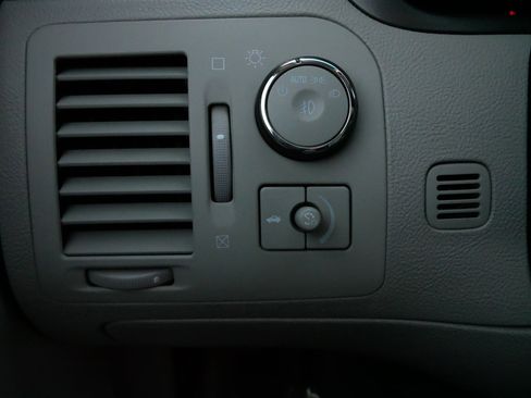 Used 2011 Cadillac DTS Premium image 27