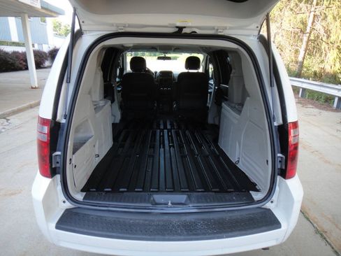 Used 2010 Dodge Grand Caravan FWD image 18