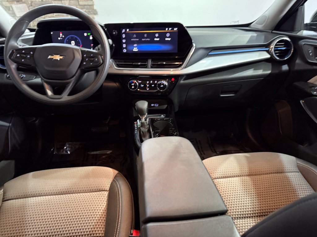 Used 2025 Chevrolet Trax LT FWD image 27