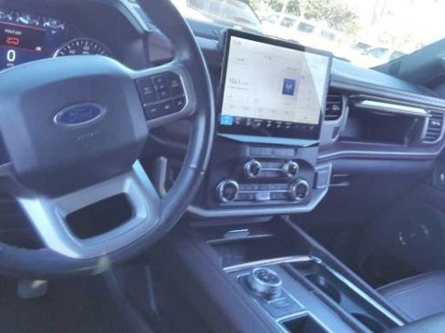 Used 2023 Ford Expedition Limited image 3