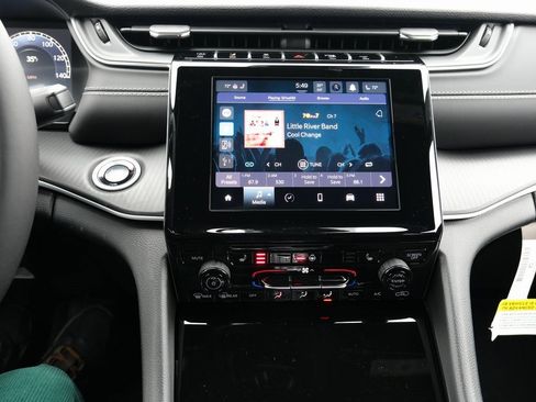 New 2025 Jeep Grand Cherokee Altitude image 20