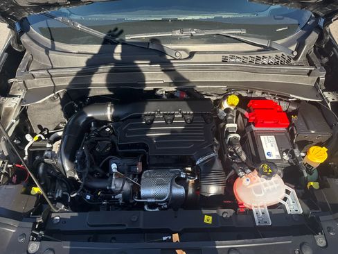 Used 2023 Jeep Renegade Latitude image 16