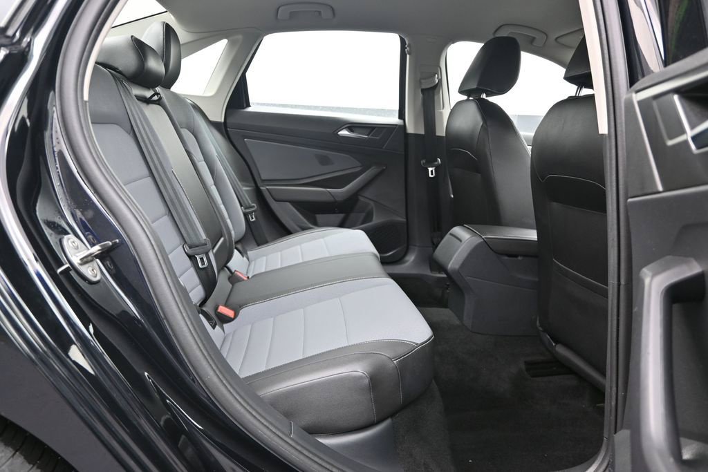 Used 2025 Volkswagen Jetta SE FWD image 22