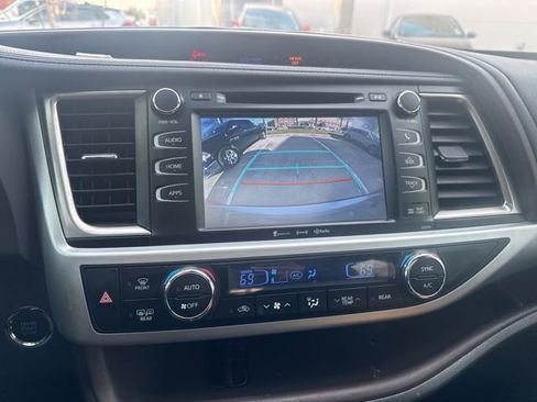 Used 2018 Toyota Highlander XLE image 18