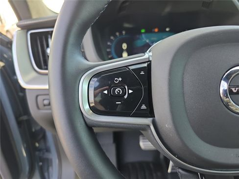 Used 2022 Volvo XC60 T8 R-Design image 32