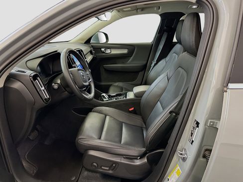 Used 2025 Volvo XC40 B5 Plus image 13