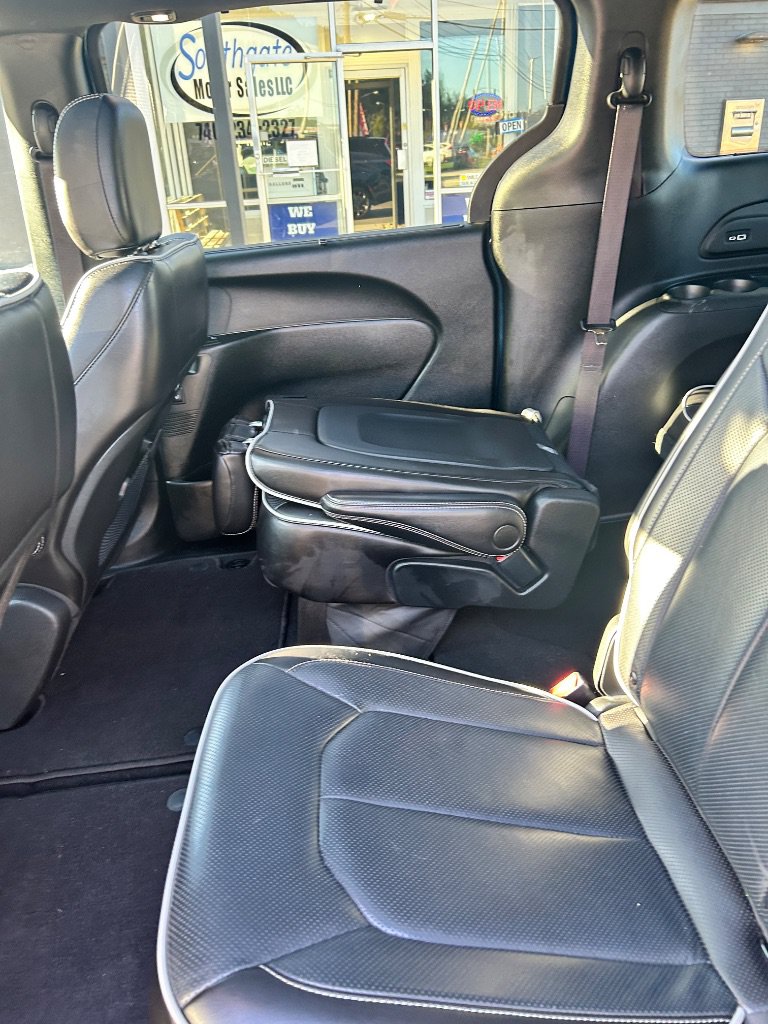 Used 2023 Chrysler Pacifica Limited w/ S Appearance Package AWD/4WD image 8