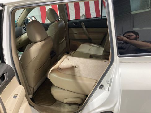 Used 2010 Toyota Highlander SE image 19